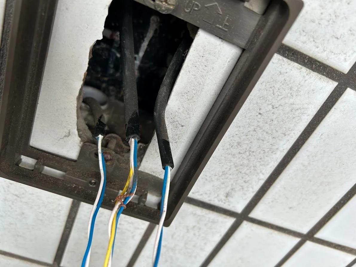 玄関子機裏　既設ケーブルにテーピング、使わない線にテーピング処理なし