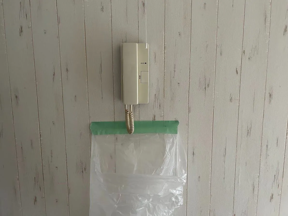 ごみが落ちないように壁紙が剥がれにくい特殊な養生テープを使用しゴミ受け用の袋を設置。